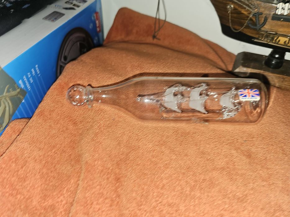 Barcos em garrafa de vidro