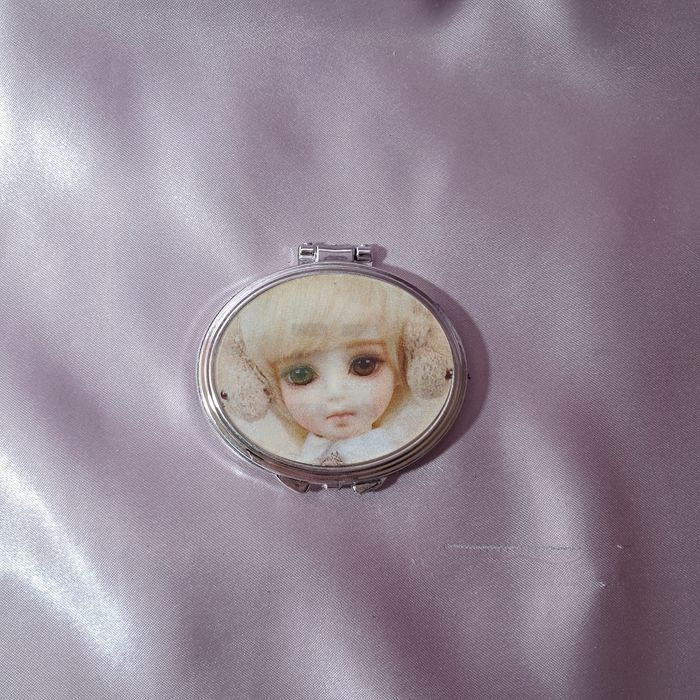 lusterko składane w stylu retro z lalką zamykającą i otwierającą oczka