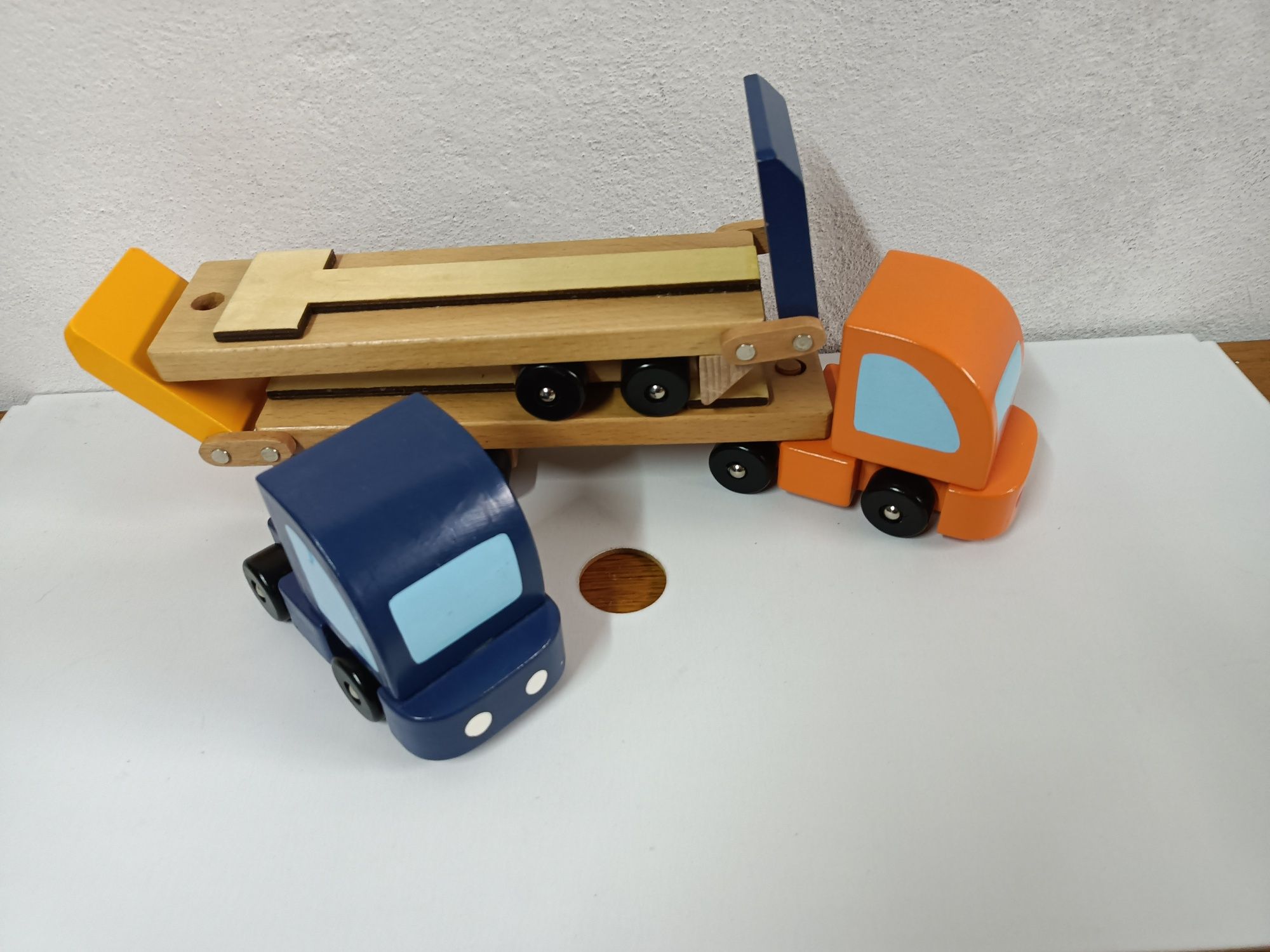 Drewniane ciężarówki z naczepami ruchome najazdy