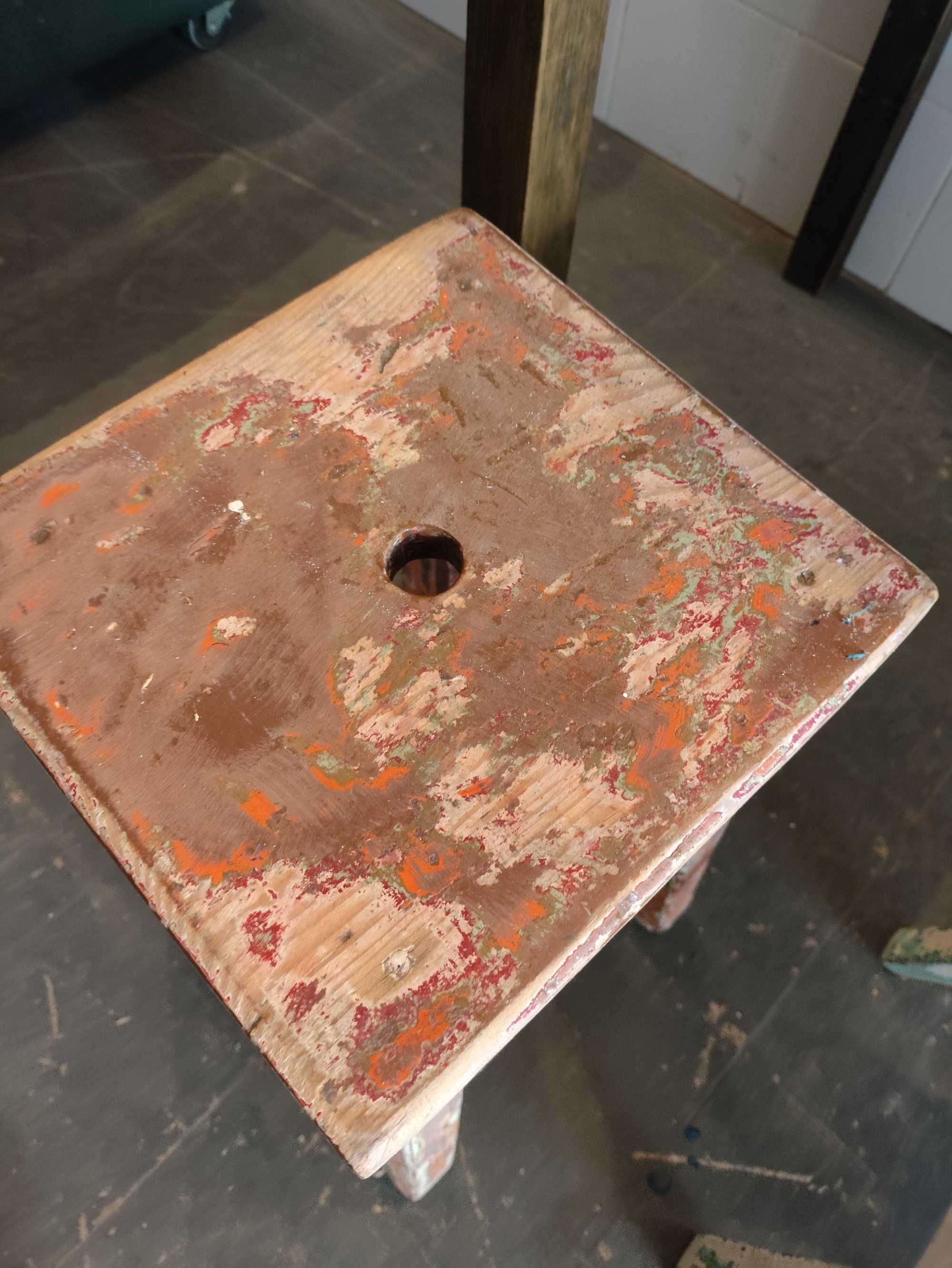 Mesa de taberna e bancos