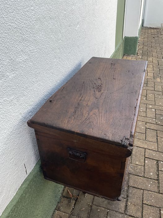 Baú muito antigo em madeira de castanho