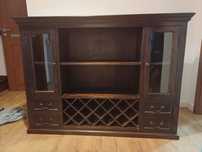 Stylowa komoda z miejscem na wino – solidne drewno, elegancki design