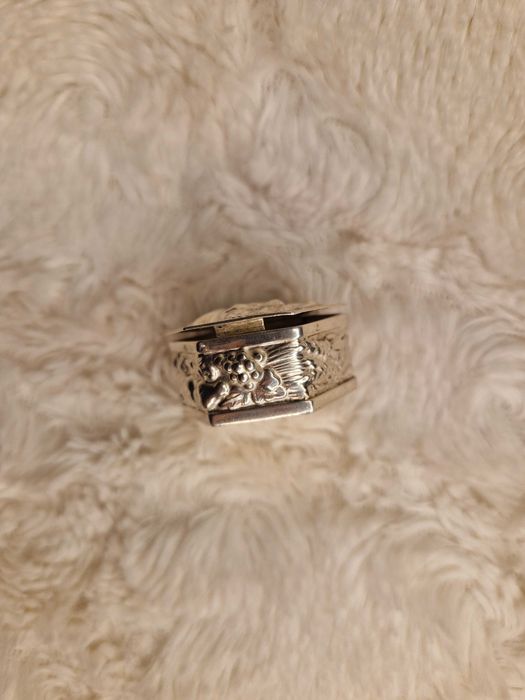 Caixinha Antiga em Prata Trabalhada – com Marca de Contraste