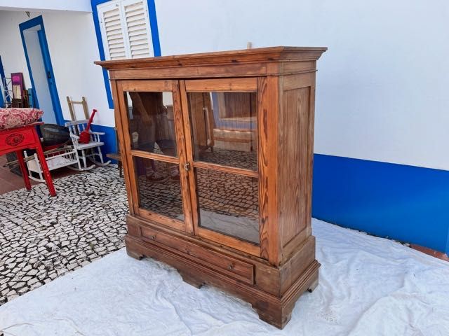 Cristaleira antiga com uma prateleira e uma gaveta