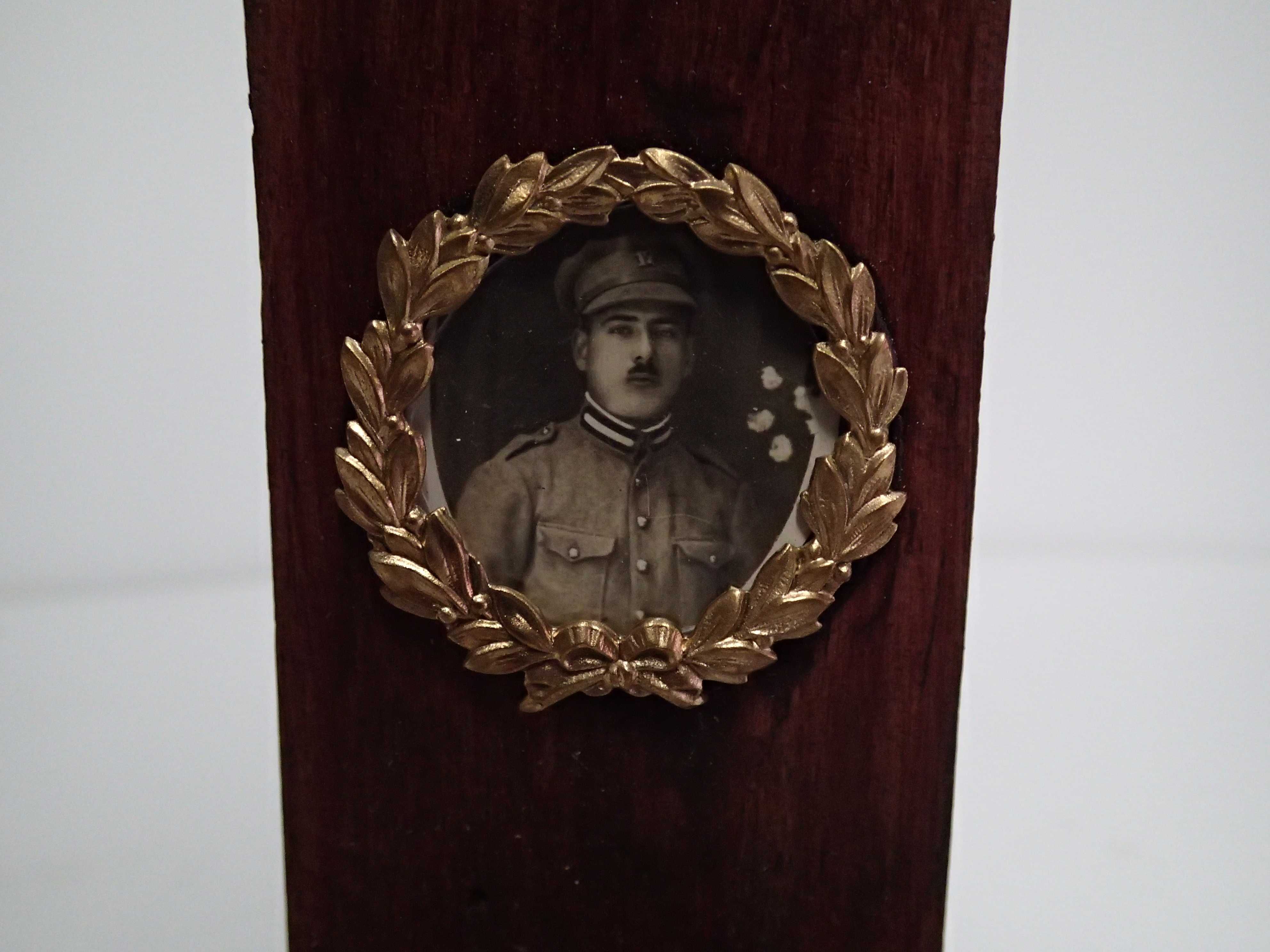 Moldura em madeira com foto militar antiga