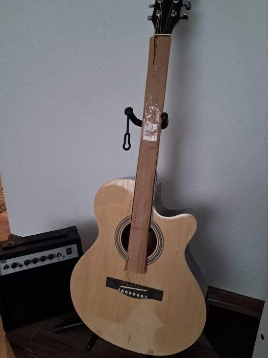 Mikołaj ! Gitara i wzmacniacz elektroakustyczna .Akcesoria