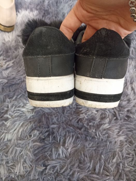 Сліпони на платформі з хутром.