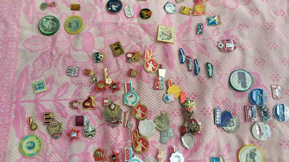 Продам значки епохи СРСР та зарубіжні одним лотом