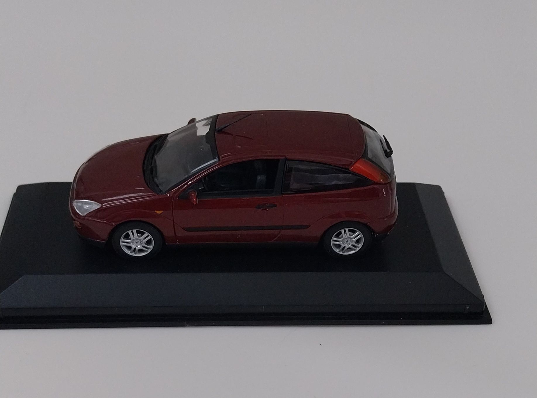 Miniatura Minichamps Ford Focus escala 1/43