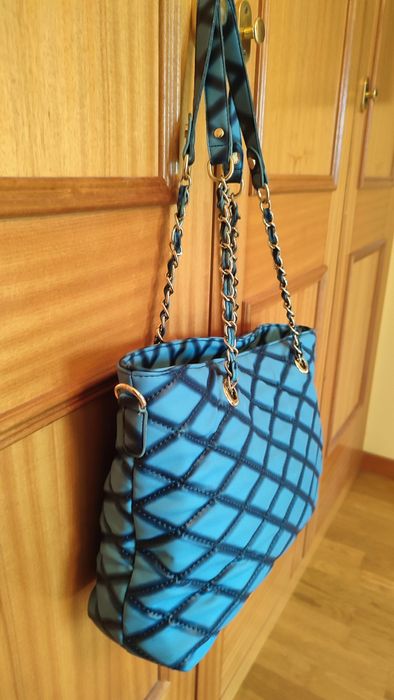 Mala azul de senhora