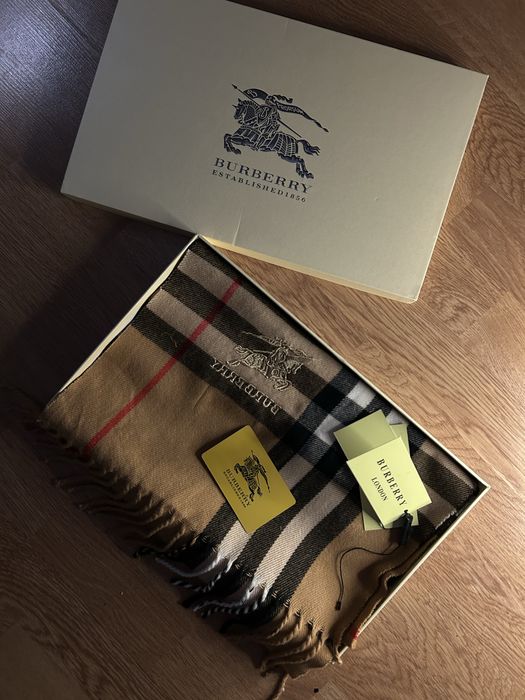 Stylowy i elegancki szalik w klasycznym wzorze kraty Burberry