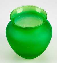 szklany zielony wazon matowiony 15,5cm