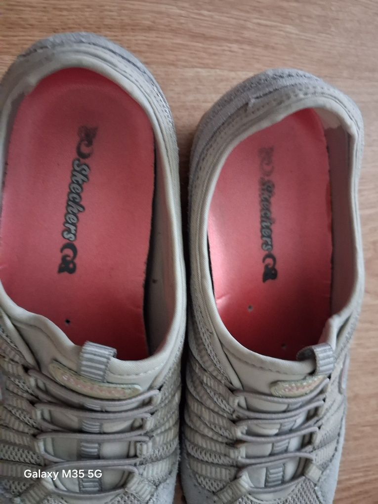 Skechers na szerszą stopę
