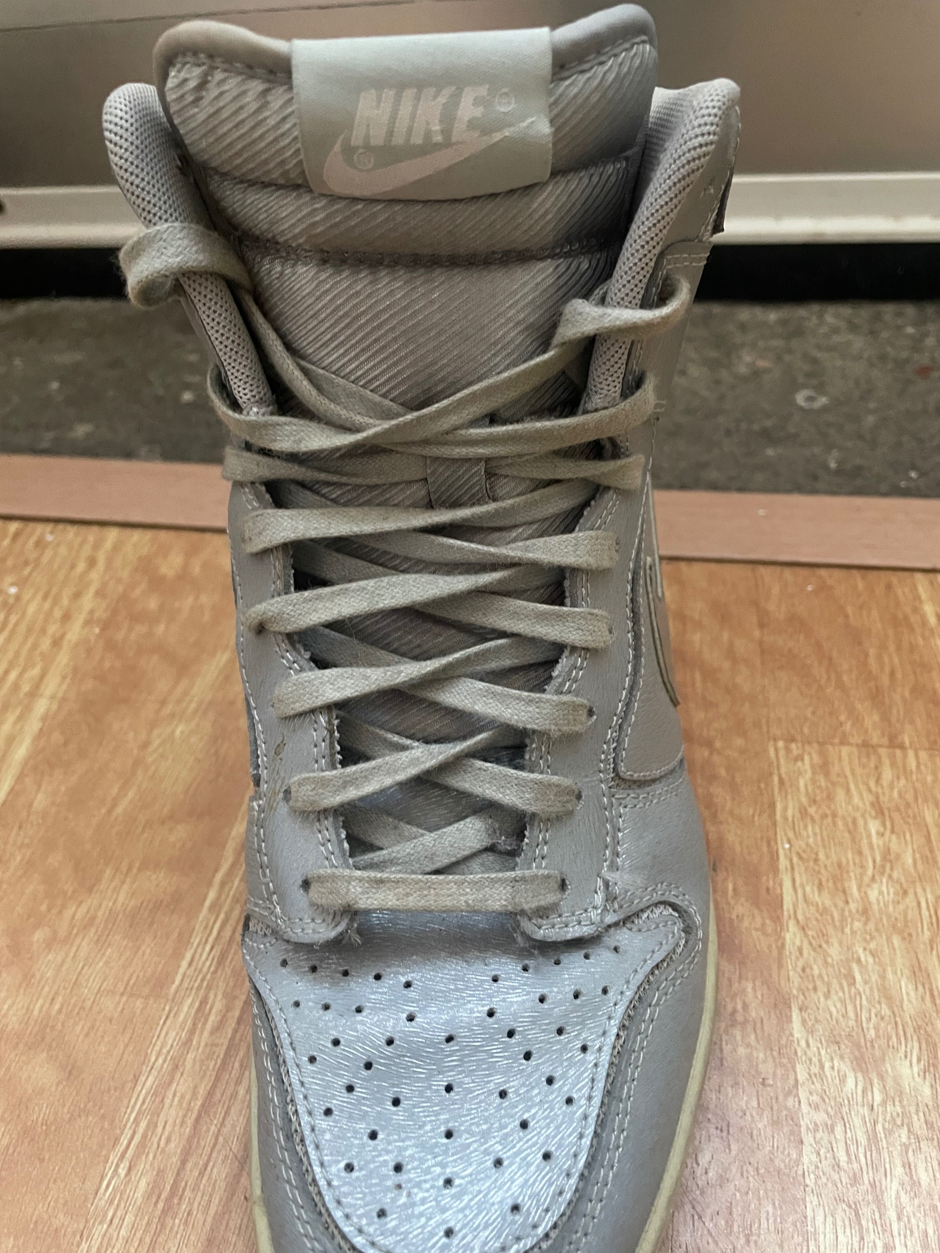 Sapatilhas em estilo bota, marca Nike