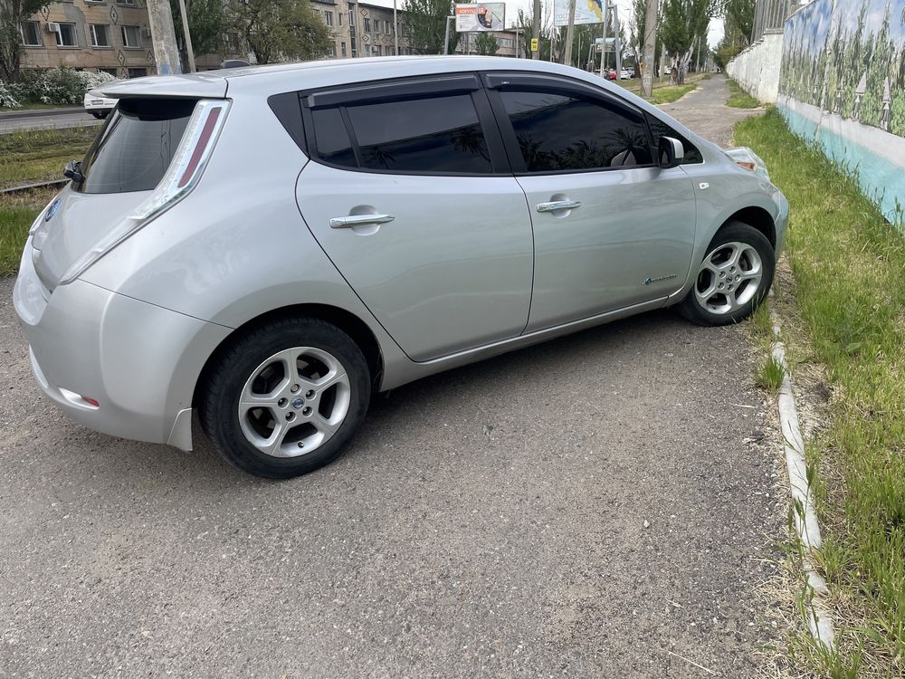 Продам Nissan Leaf