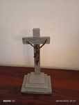 Crucifixo de Cristo em metal, pregado em cruz de madeira em cru