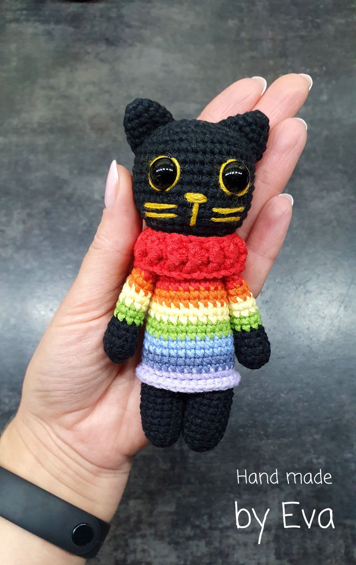 Mały czarny kotek w kolorowym sweterku. 13cm. Rękodzieło