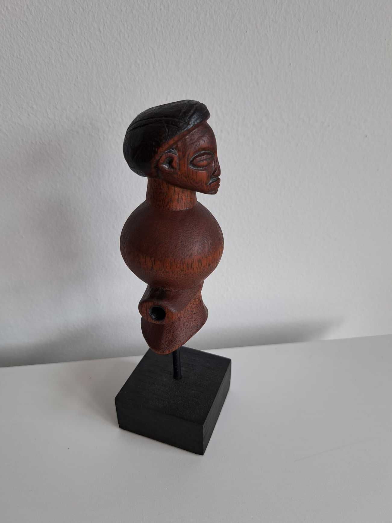 Pequeno objecto tribal originário de Angola. Arte Africana. Africa.