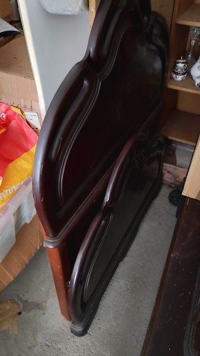 Mesinha de cabeceira e cama solteiro