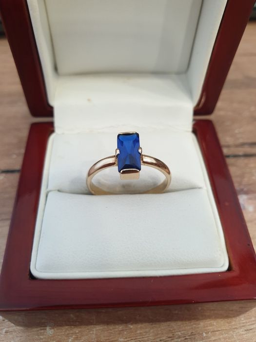 Unikalny wzór pierścionka 585 z szafirowy oczkiem