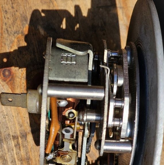 Zegar z PRL  montowane w autobusach