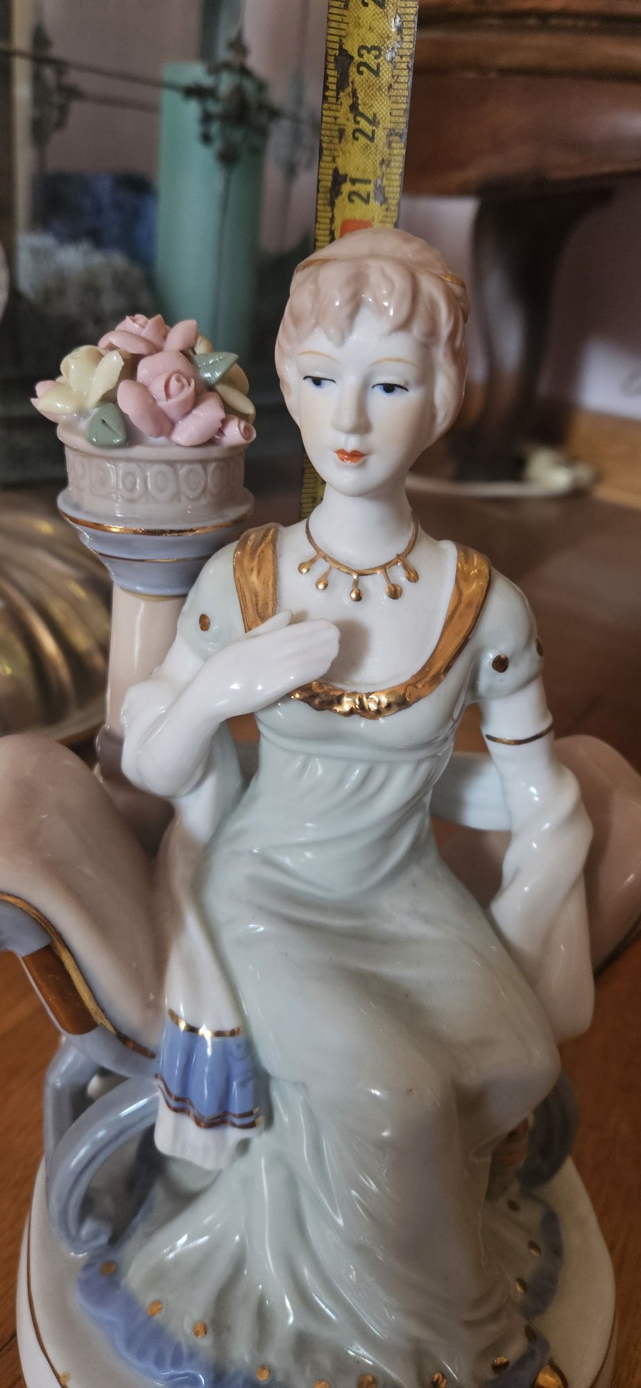 Porcelanowa figurka kobiety