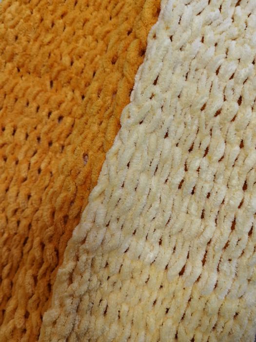 Лёгкий,  Плед , приятного коліру - темно жовтогарячього в світлий