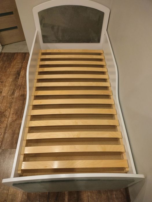 Łóżko dziecięce 160 na 80 materacami w pokrowcach i szufladą.