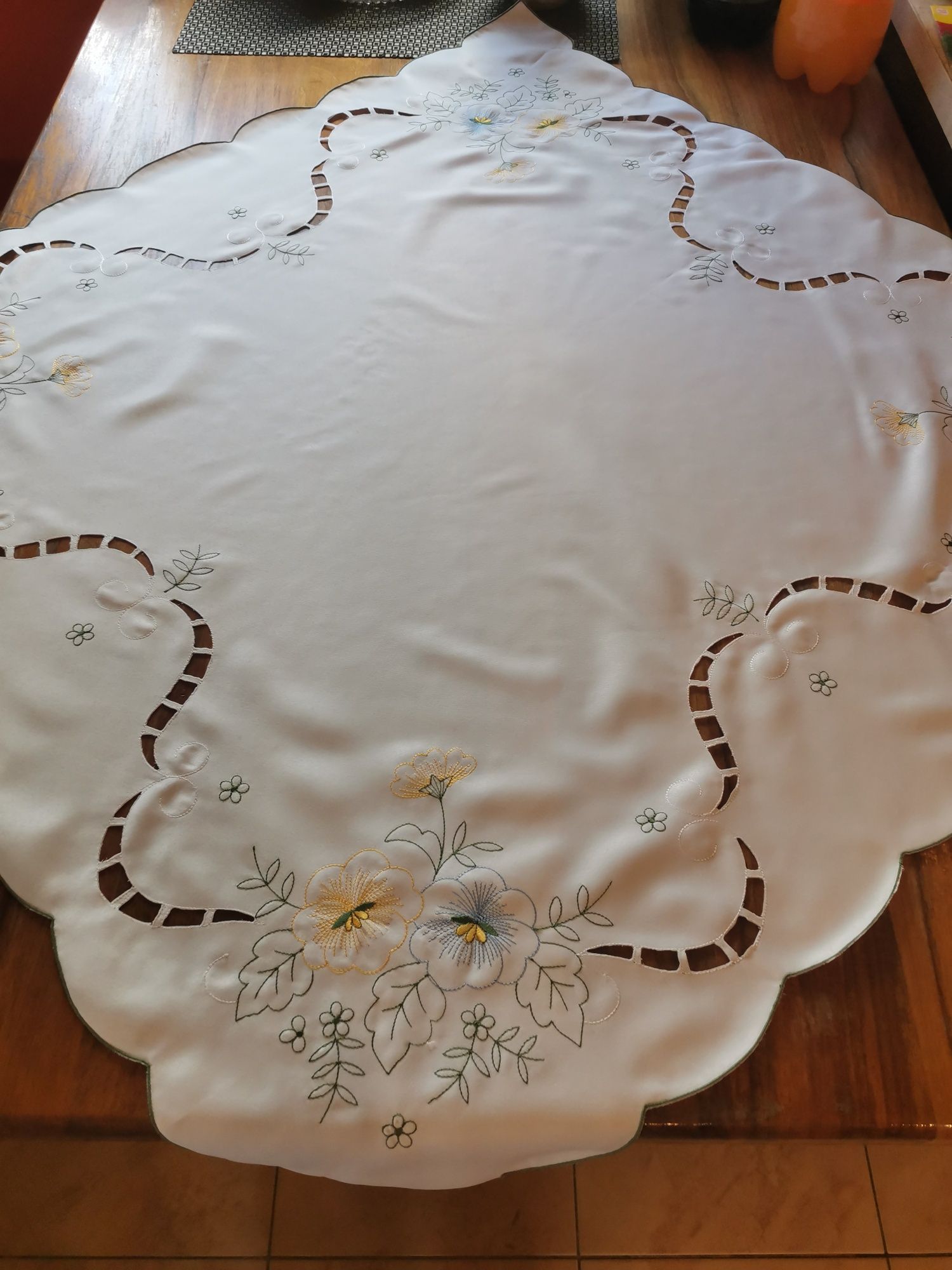 Biały, wiosenny obrus, haftowane kwiaty 80 cm x 80 cm