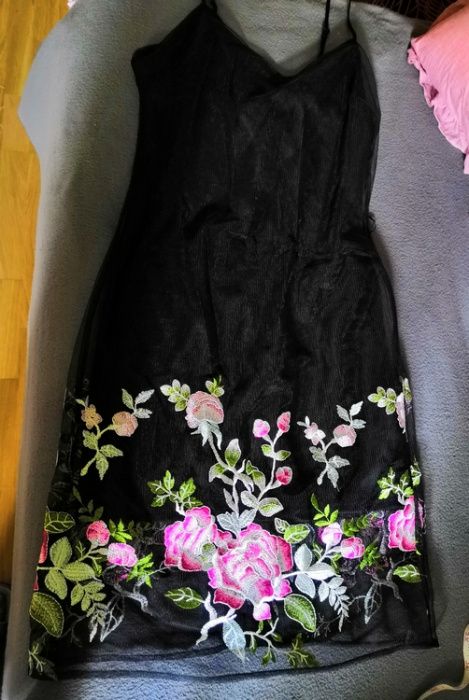 Czarna sukienka na ramiączkach z haftem kwiatów New Look now