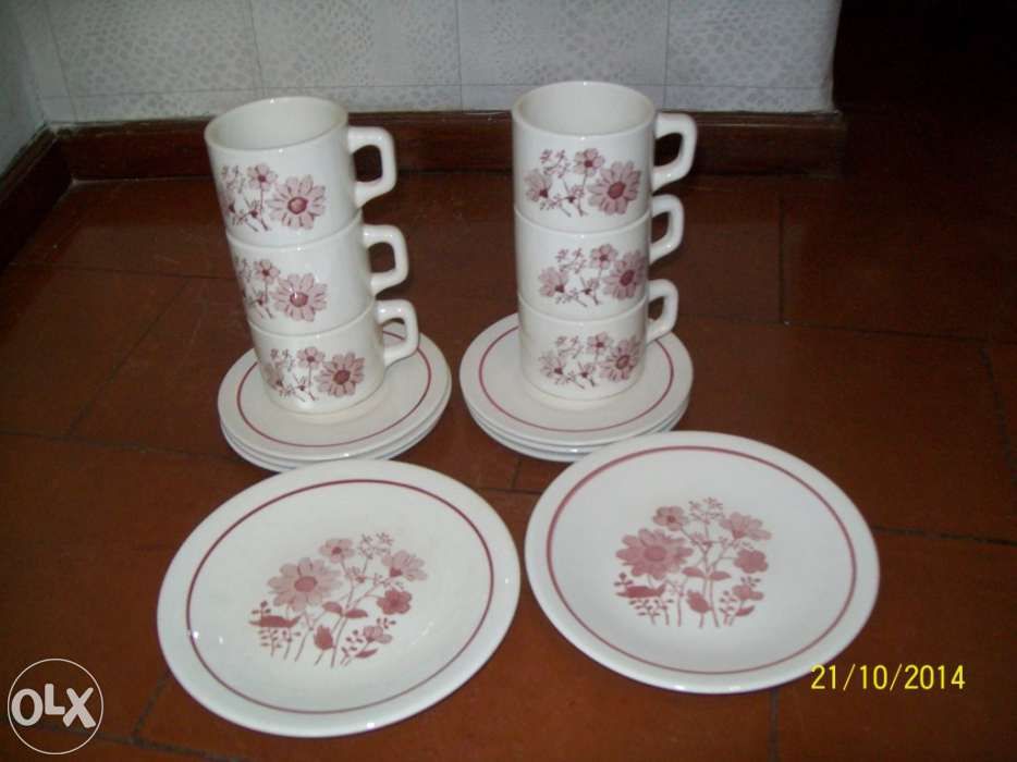 Chavenas de chá com pratos para torradas