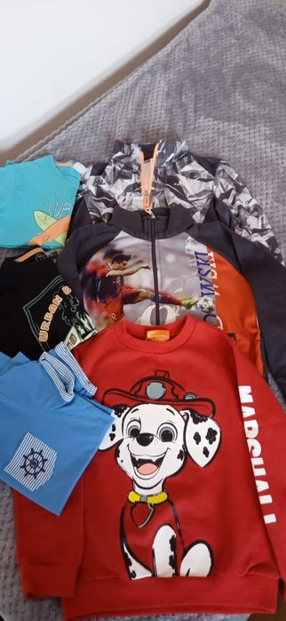 Trzy bluzy chłopięce 122 oraz 3 koszulki