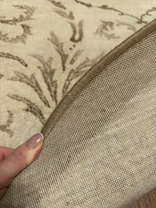 Килим молочного кольору