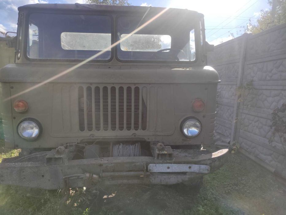 Два ГАЗ-66. Один на повному ходу, другий як донор або для відновлення