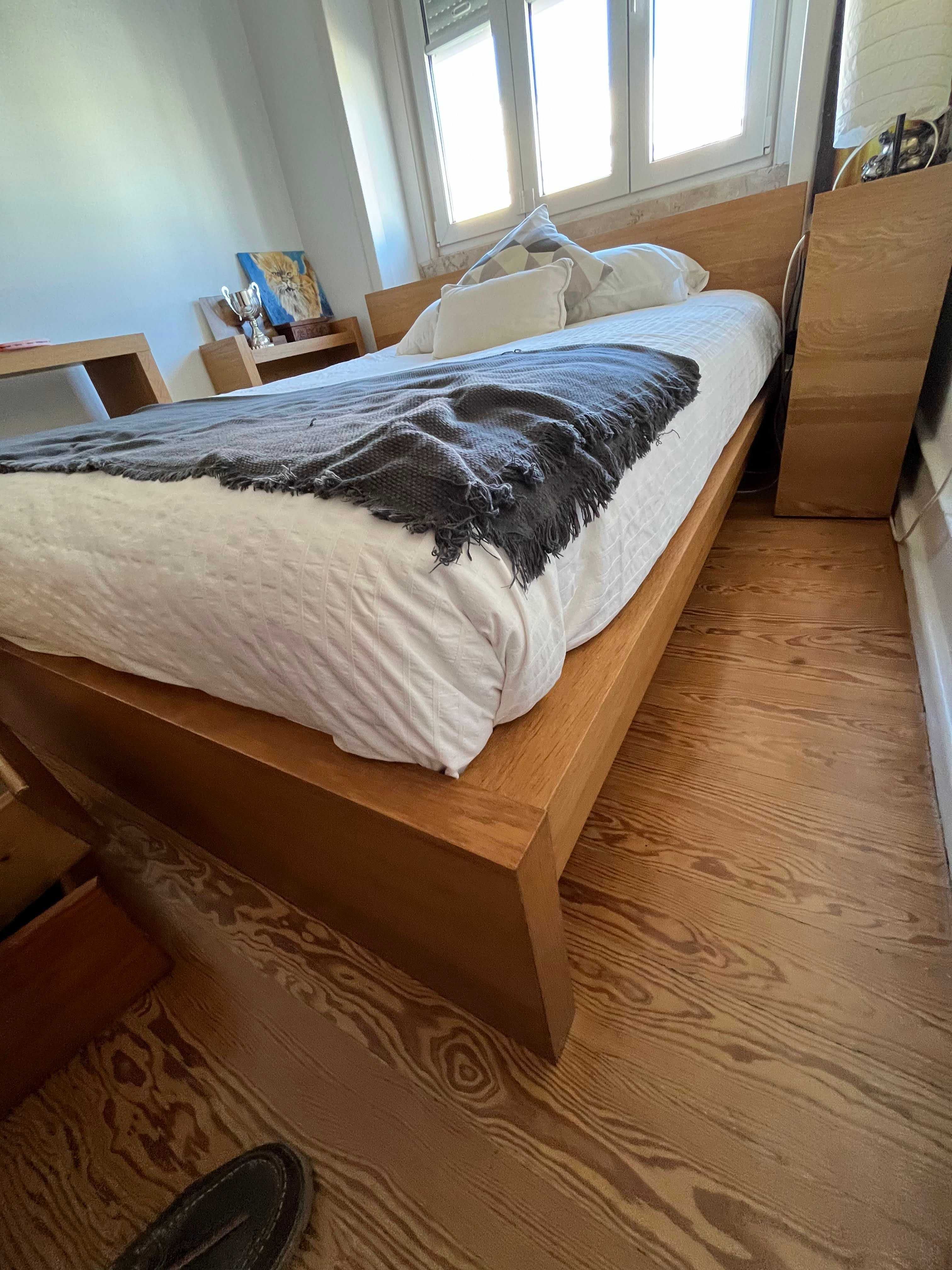 Cama, mesas de cabeceira e cómoda