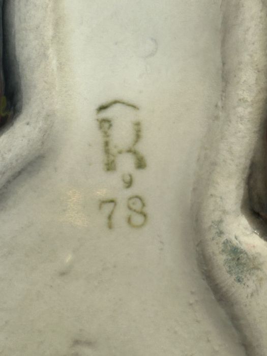 Porcelanowa figurka psa – sygnowana – dekoracyjna i kolekcjonerska