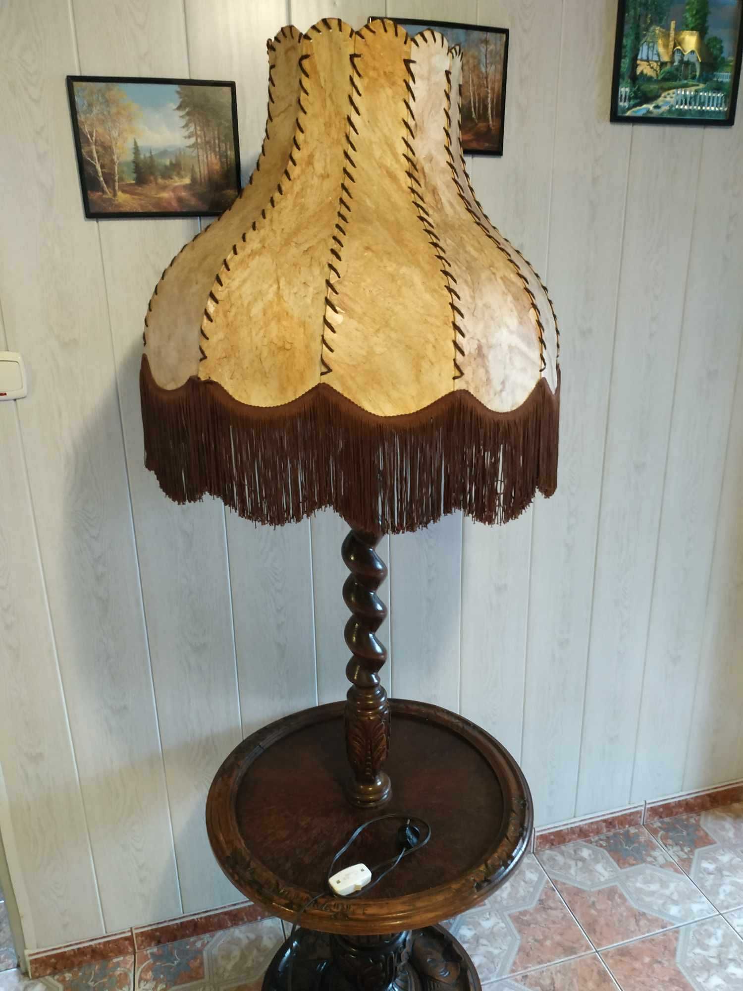 Lampa stojąca z abażurem skórzanym.