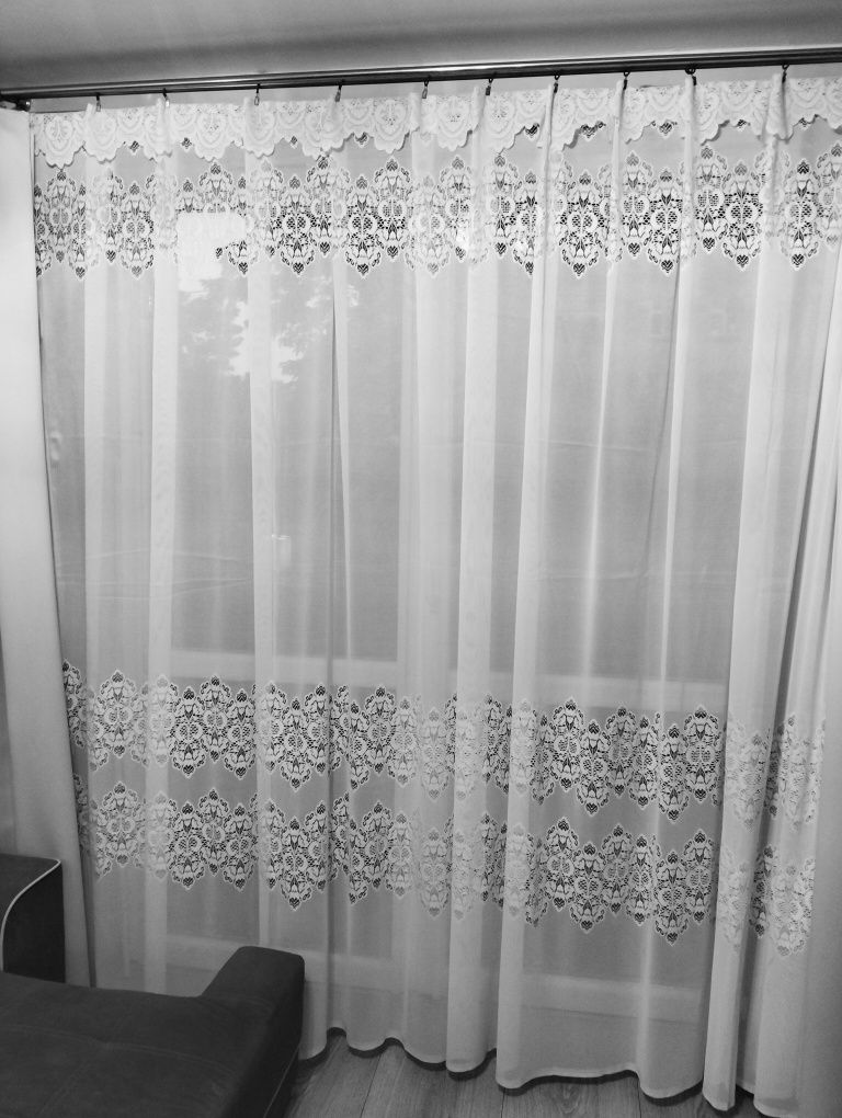 Ładne śnieżnobiałe firany 4,5 m x 2,5 m z taśmą