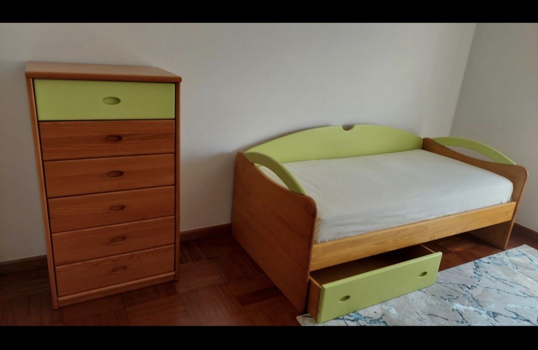 Mobília de quarto em madeira maciça