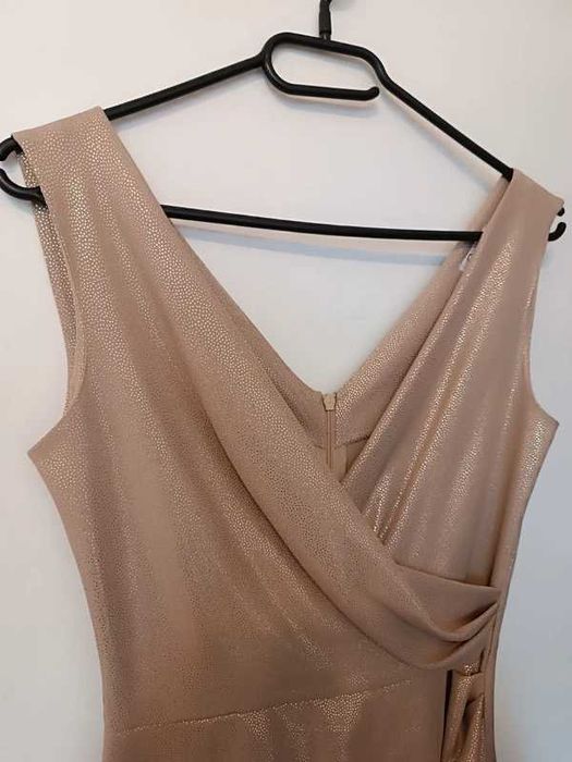 Złota sukienka z rozcięciem