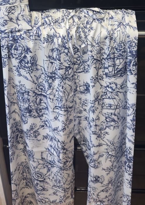 Жіночій шовковий костюм