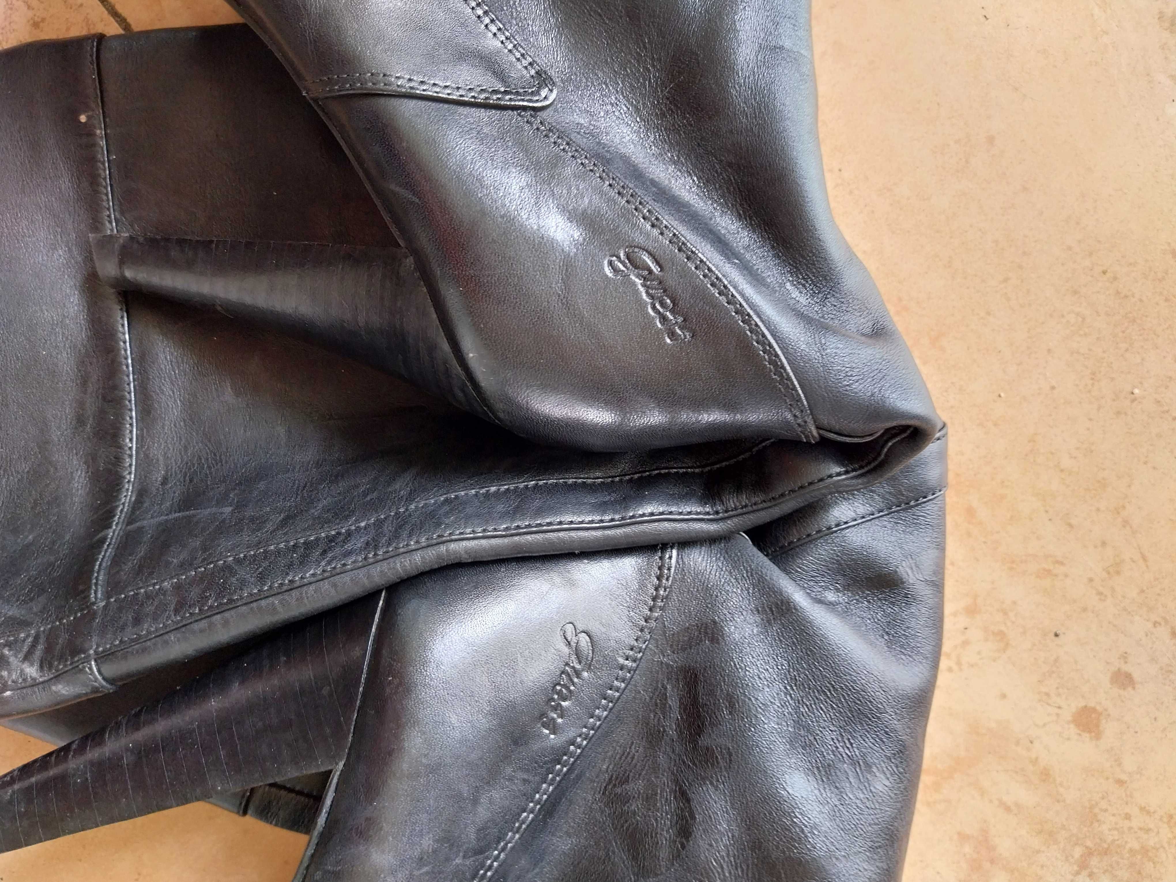Botas pretas da Gess tamanho verdadeiro