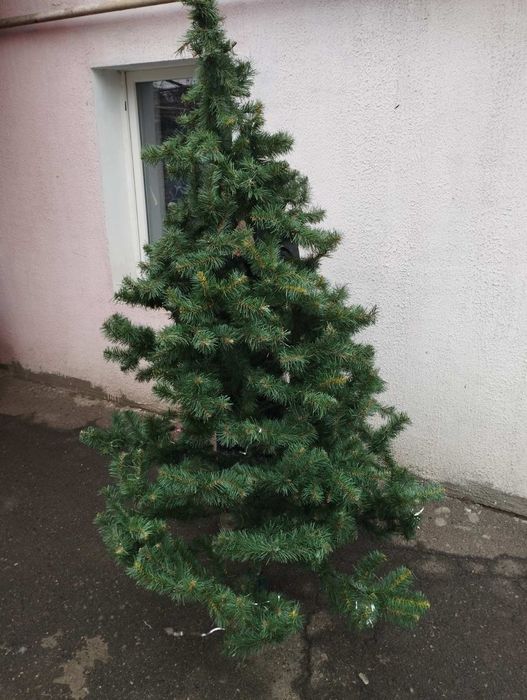 Продам штучну ялинку.
Висота 180 см.
Ніжки десь загубилися.