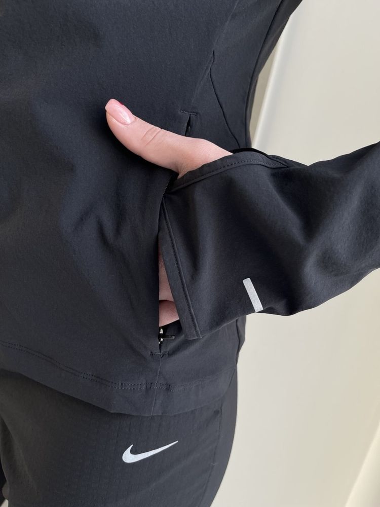 Жіноча Вітровка Nike Swift UV JKT