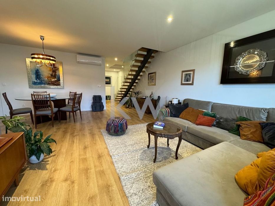 Encantador T2 Duplex na Avenida Europa – Um Refúgio de Conforto e Eleg