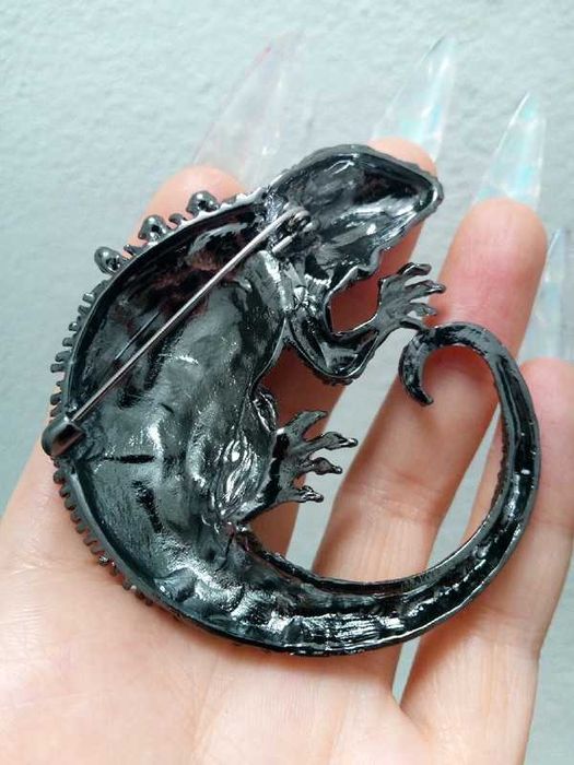 Pregadeira / broche/ alfinete - Iguana em prateado cor gunblack