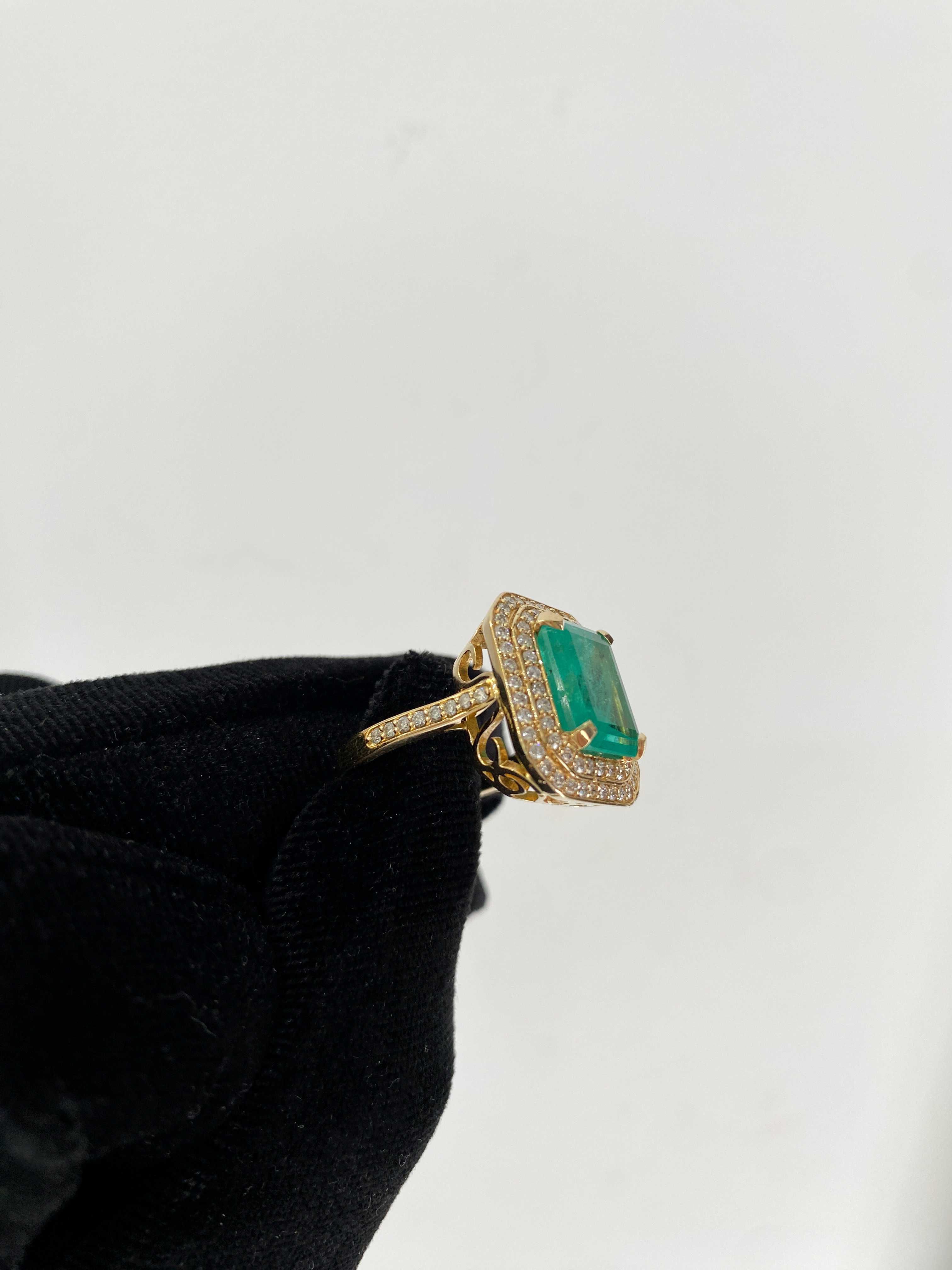 Pierścionek z naturalnym szmaragdem 5.00 ct i diamentami 0.84 ct