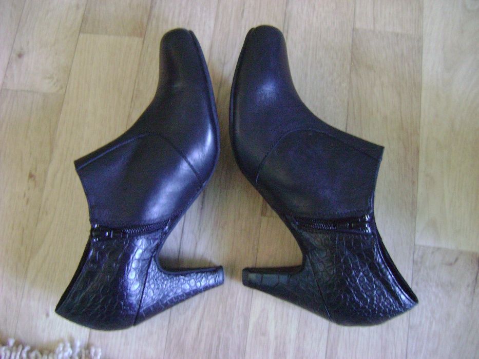 ботинки женские демисезон.JUMEX р 39(25 см) и Clarks 40 (26 см)