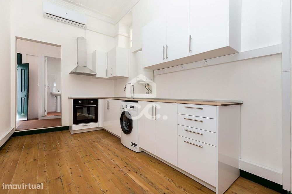 Prédio c/ 2 apartamentos com Entradas Independentes com Localização Pr