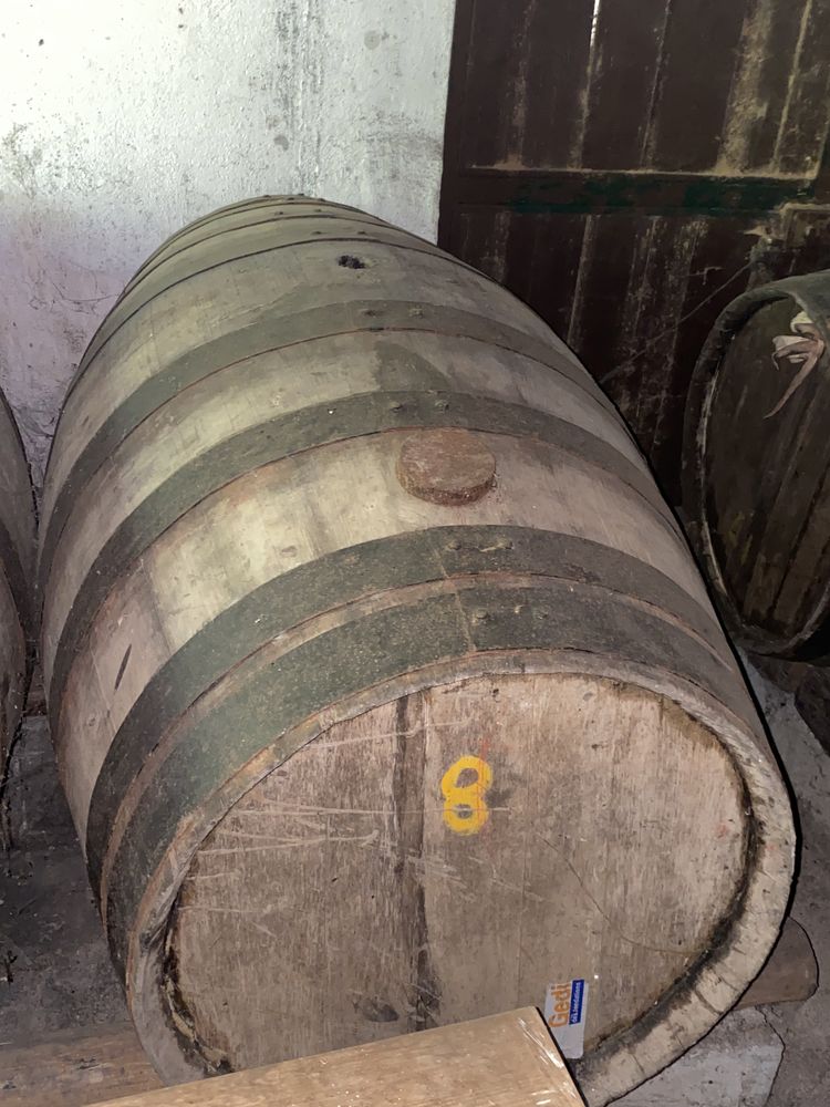 8 pipas de madeira de castanho e carvalho